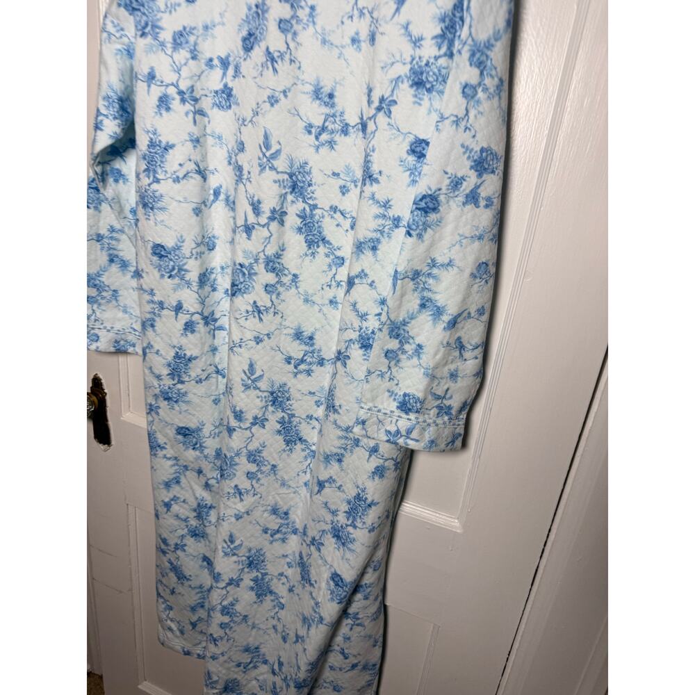 VTG Miss Elaine Women’s Medium Blue White Floral Toile Long Robe NWT Cottagecore - Picture 7 of 7